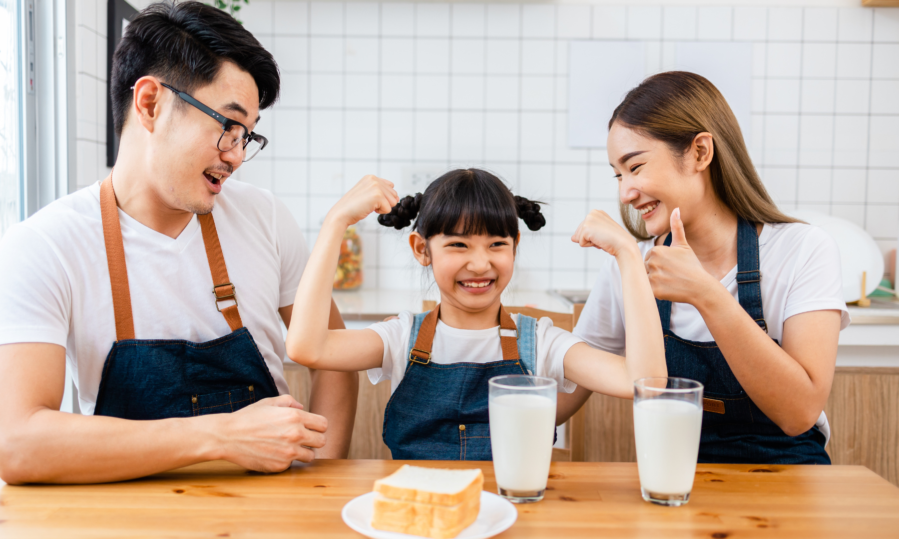 Famiglia con latte Famiglia beve latte